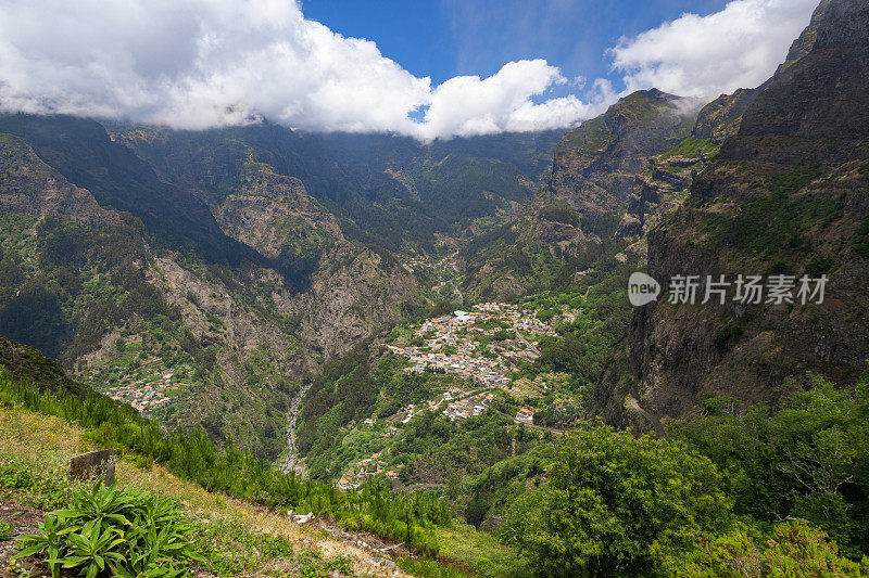 Miradouro do Curral das Freiras的视角与壮观的尼姑山谷在马德拉岛